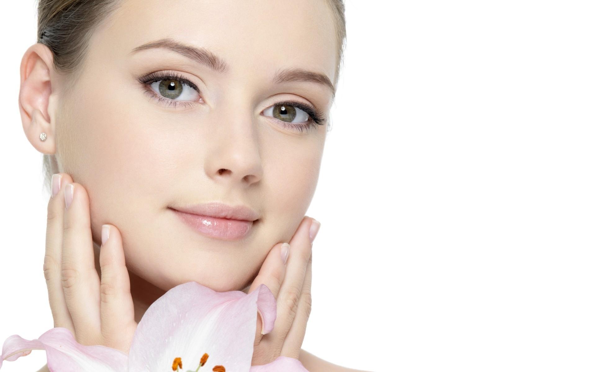 أحدث صيحة علاجية.. 6 فوائد تجميلية للصفع على الوجه