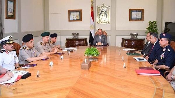 عاجل.. السيسي يجتمع بوزيري الدفاع والداخلية