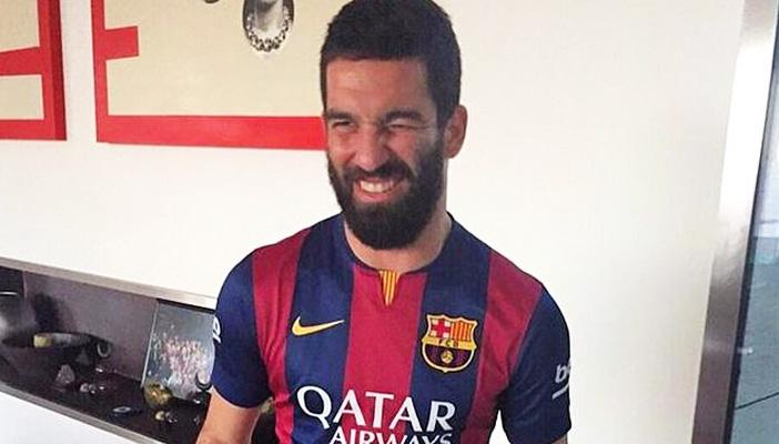 بالفيديو.. “أردا توران” يرفض التوقيع علي تيشيرت ميسي