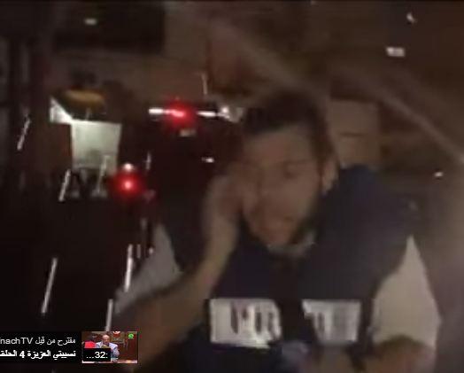 فيديو | لحظة إلقاء قنبلة على مذيع فلسطيني أثناء البث