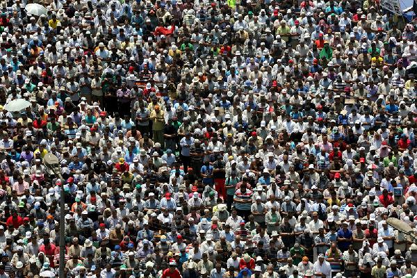 فيديو .. معتصمو رابعة يحيون أولى ليالي رمضان بالدعاء للشهداء