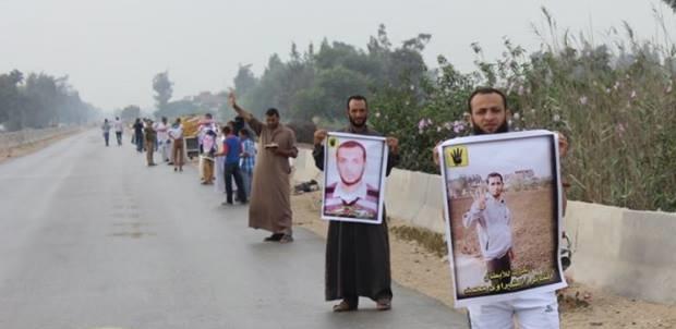 سلسلة بشرية بكفر صقر تنديدا بارتفاع الأسعار