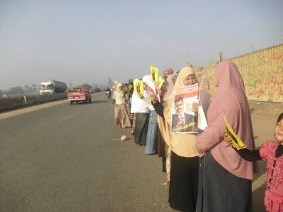 سلسلة بشرية بالإسماعيلية رفضا لحكم العسكر وغلاء الأسعار