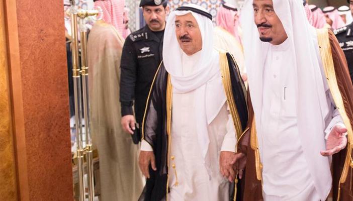 بالصور.. الملك سلمان يستقبل الوفود في عزاء سعود الفيصل