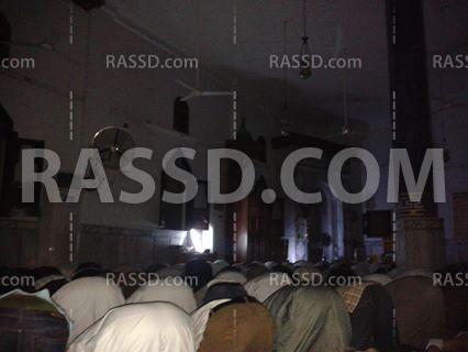 الظلام يخيم على المصلين بمدينة “الزرقا”