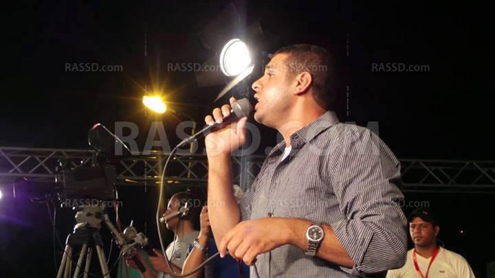 محمد عباس يغني ” أهاجر وأسيبك لمين” بمنصة رابعة