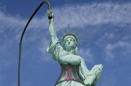 عبدالعزيز كامل: على أمريكا استبدال شعلة تمثال الحرية بـ “شومة”