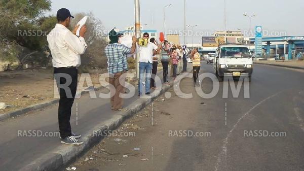 سلسلة بشرية بـ”السويس” رفضًا للانقلاب العسكري