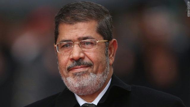مرسي من داخل القفص: “لبيكِ يا غزة”