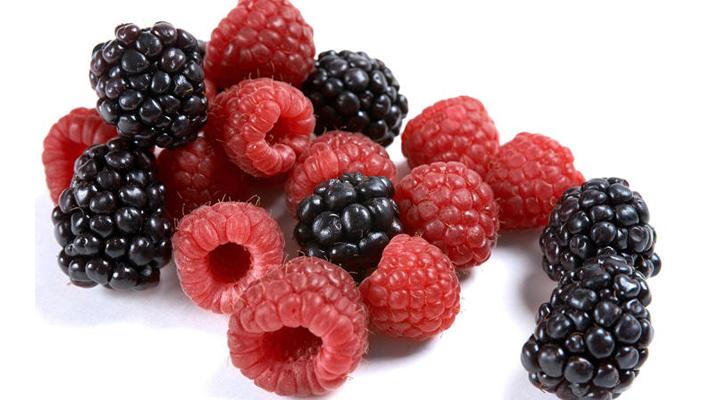 منها التوت والكريز.. 8 أغذية تساعدك على التخسيس وتقلل الالتهابات