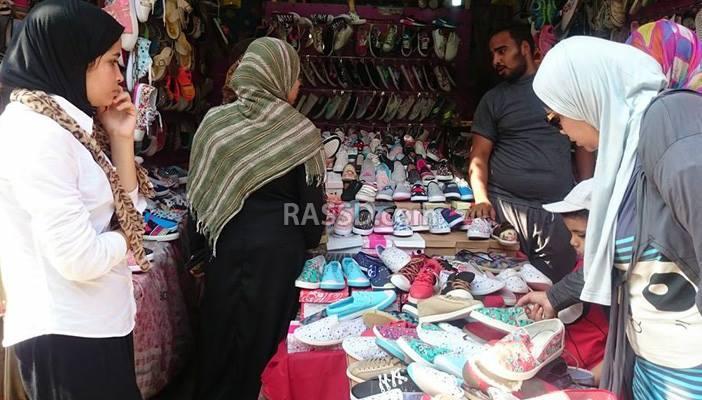 بالصور..قبيل عيد الفطر ركود في أسواق الملابس بقنا وحلوان