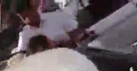 فيديو| لواء شرطة يسب المواطنيين في الشارع ويعتدي على مصور الفيديو