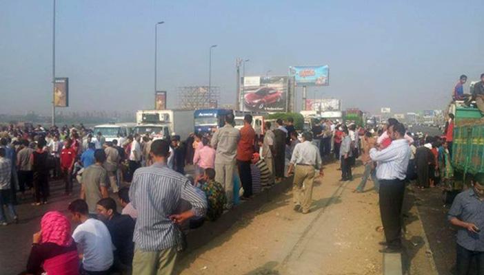 أهالي المريوطية يقطعون الدائري احتجاجًا على قطع المياه