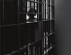 ضابط بسجن أسيوط يمنع الملابس والعلاج عن معتقل مريض