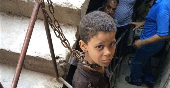 بالصور.. القبض على أب كبّل ابنه بالسلاسل الحديدية منذ شهر بالدقهلية