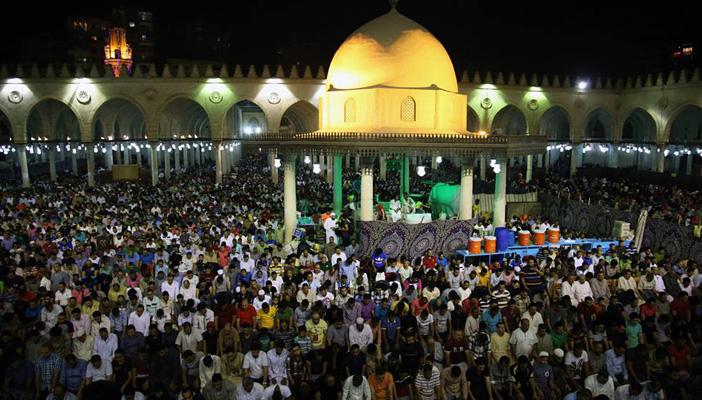 بالفيديو.. المسلمون يحيون ليلة القدر