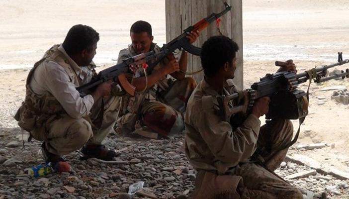 المقاومة الشعبية تستعيد مطار عدن وخور مكسر في اليمن