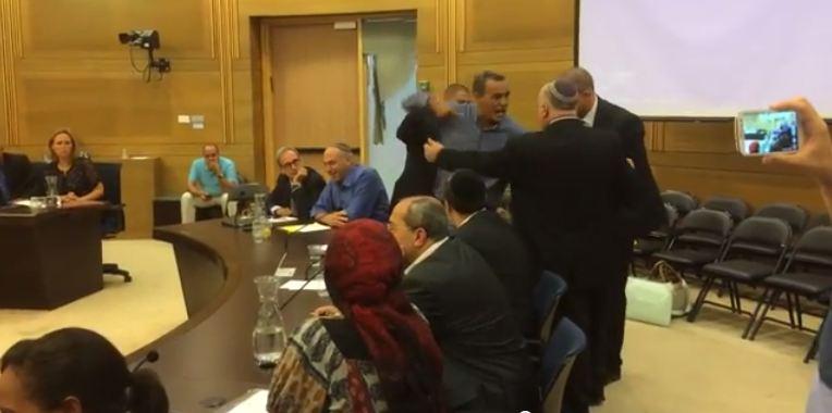 فيديو|طرد عضو بالكنيست لاعتراضه على جرائم الاحتلال الصهيوني