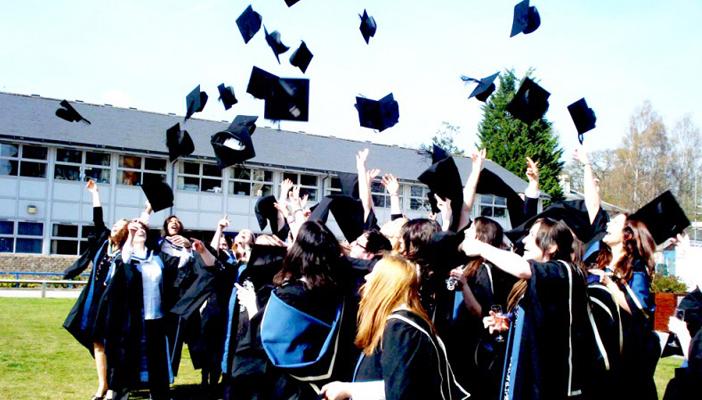 لدواع أمانية.. بريطانيا تحظر رمي القبعات بالجامعات