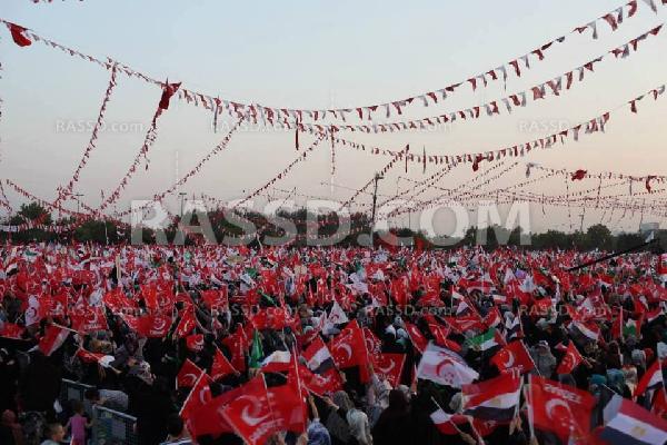 صور..مئات الآلاف بتركيا يؤيدون الشرعية ويرفضون الانقلاب العسكري