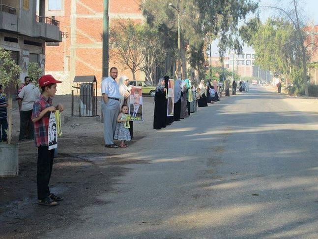 سلسلة بشرية بالعدوة بالفيوم فى أسبوع ” العسكر يسحق الفقراء”