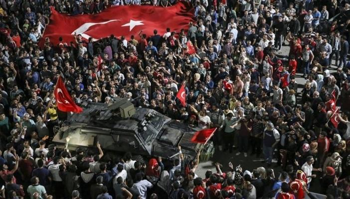 بالفيديو.. مسن تركي يتظاهر مرتديًا زيه العثماني في إسطنبول