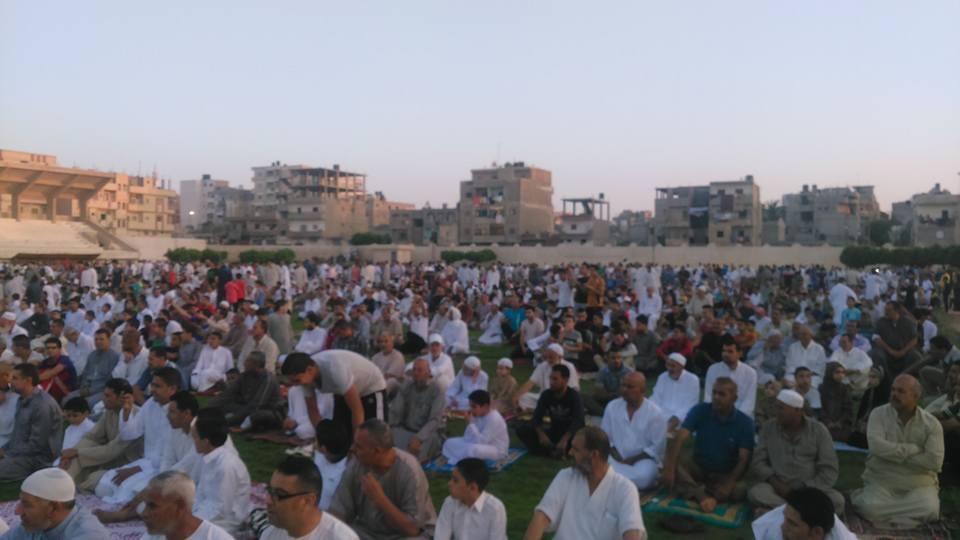 أهالي العريش يؤدون صلاة العيد بعد تقليل ساعات الحظر