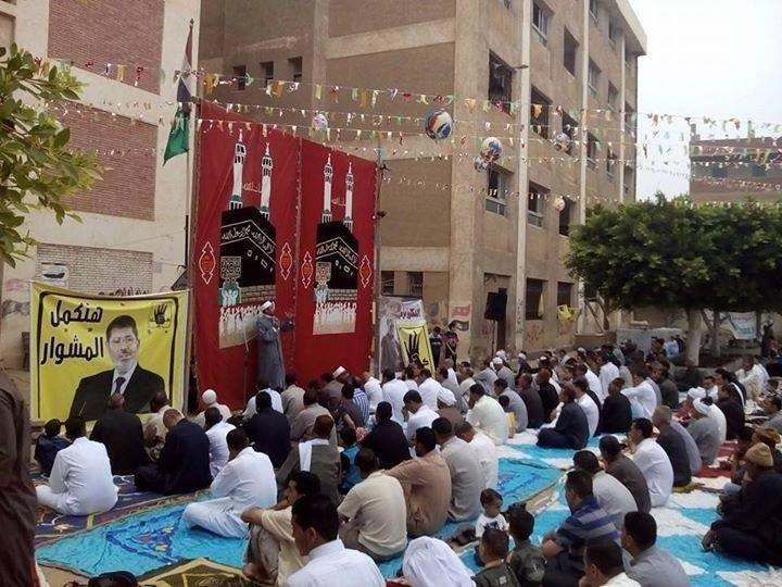 بالصور.. أهالي الشرقية يؤدون صلاة العيد وسط لافتات تحمل “رابعة”