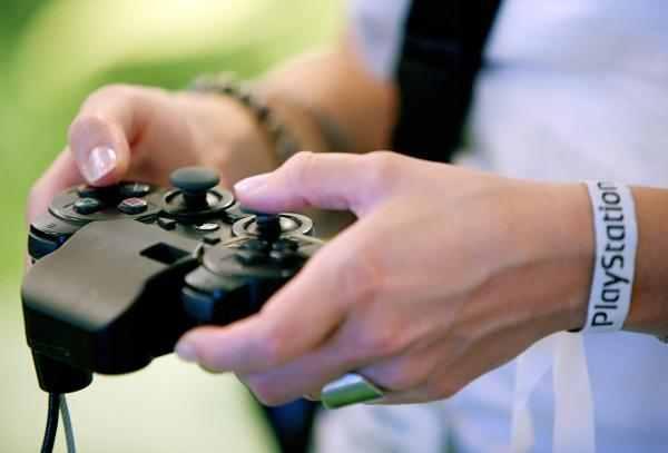 البريطانيون يقضون 7 ساعات فى اللعب على الأجهزة الإلكترونية