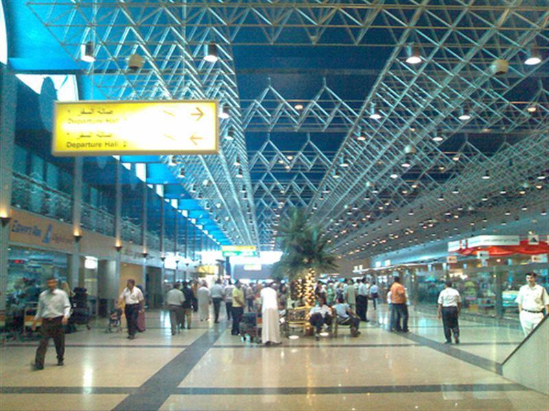 لجنة بريطانية في جولة تفتيشية بمطار القاهرة