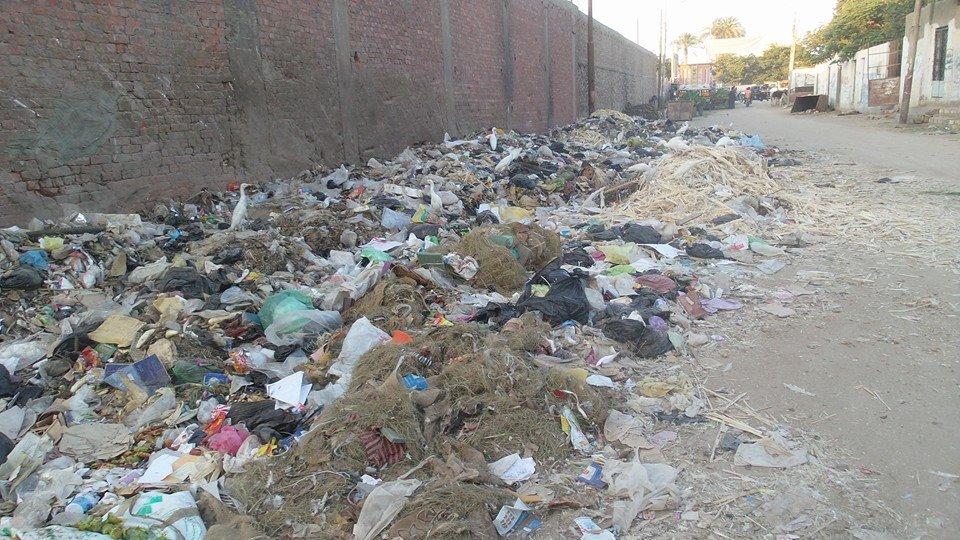 انتشار القمامة بـ”ملعب إبشواي” وسط تجاهل المسؤولين