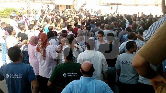 بالصور.. تظاهر عمال “العاشر من رمضان” بسبب تأخر صرف الرواتب