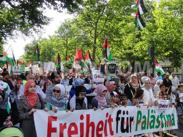 تظاهرة في العاصمة الألمانية “برلين” تضامنًا  مع “غزة”