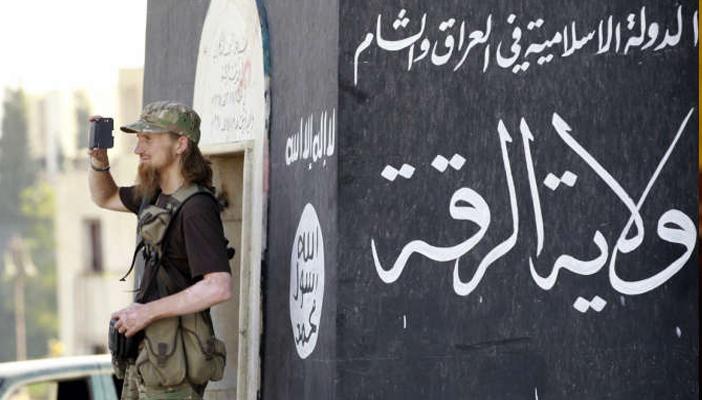 طائرات أميركية تلقي “منشورات” تعد فيها بقرب تحرير الرقة السورية