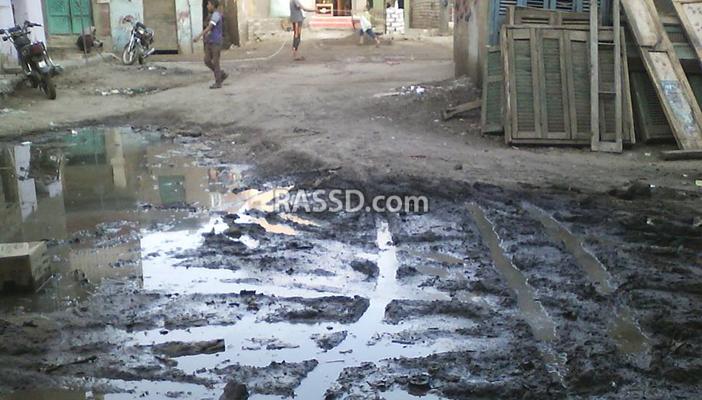 “بنى عدي” تعاني من مياه الصرف والأهالي: المسؤولون “بيريحونا”