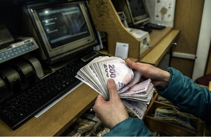 الليرة التركية تهبط إلى أدنى مستوى لها في 10 أشهر أمام الدولار