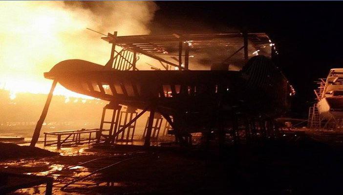 نيابة سفاجا تأمر بالتحقيق في حرق مركبين بترسانة صناعة السفن