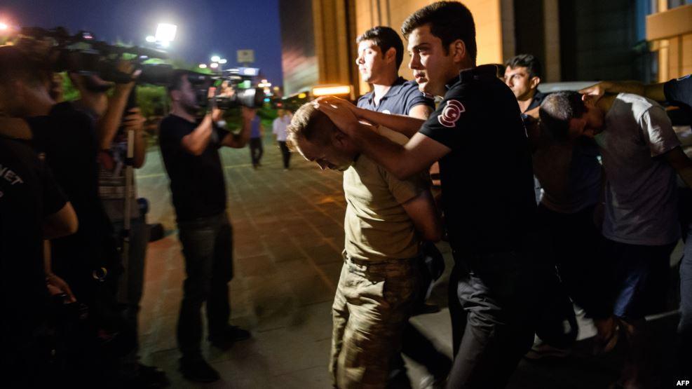 فرار ضابطين تركيين معتقلين من مستشفى عسكري أثناء تلقيهما العلاج