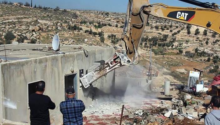 جرافات إسرائيلية تهدم منشآت فلسطينية جنوب الضفة الغربية