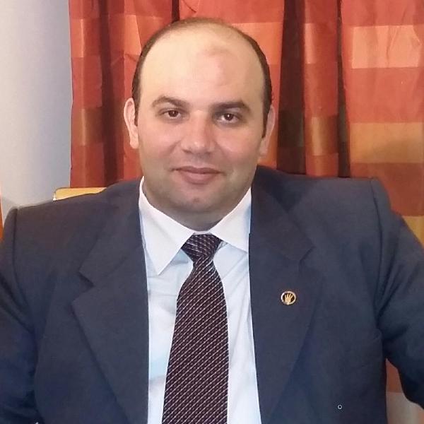 ممدوح المنير: شتان بين القائد “مشعل” والذليل “السيسي”