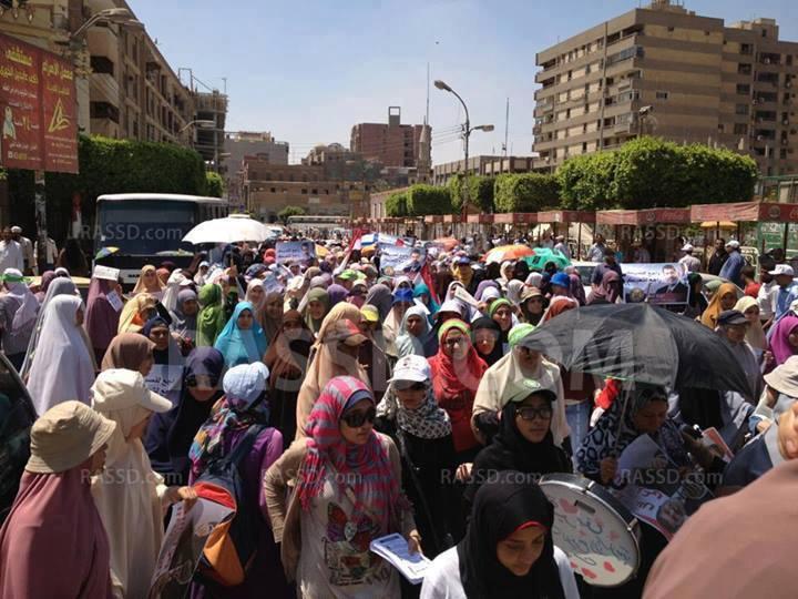 مسيرة نسائية تجوب شوارع بني سويف رفضاً للانقلاب