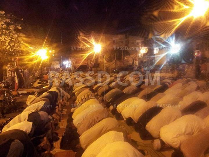 عشرات الآلاف يصلون القيام في قنا قبل مسيرة حاشدة