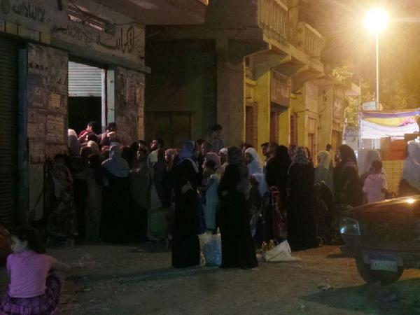 تكدس وغضب المواطنين أمام مكاتب التموين في “البحيرة”