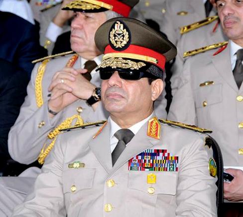 لماذا جمع السيسي خريجي الكليات العسكرية في حفل واحد ؟