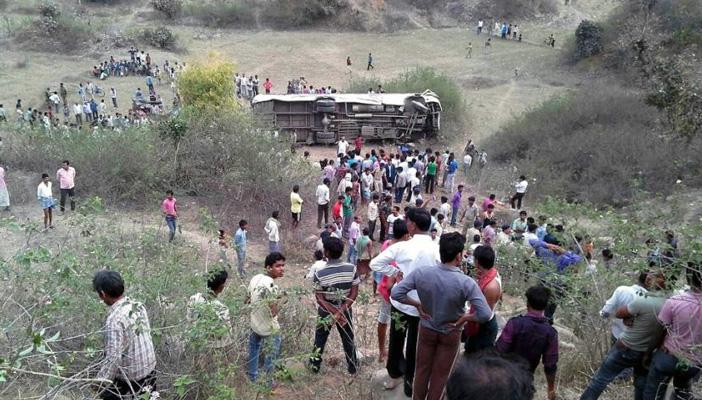 مصرع 30 و إصابة 22 في انقلاب حافلة بالهند