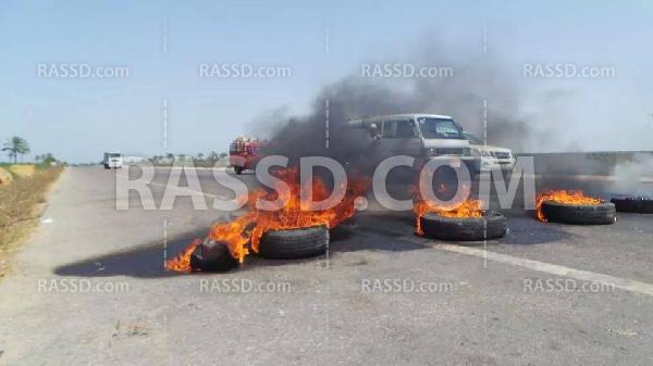 مجهولون يقطعون الطريق الدولي الساحلي اعتراضًا على الغلاء