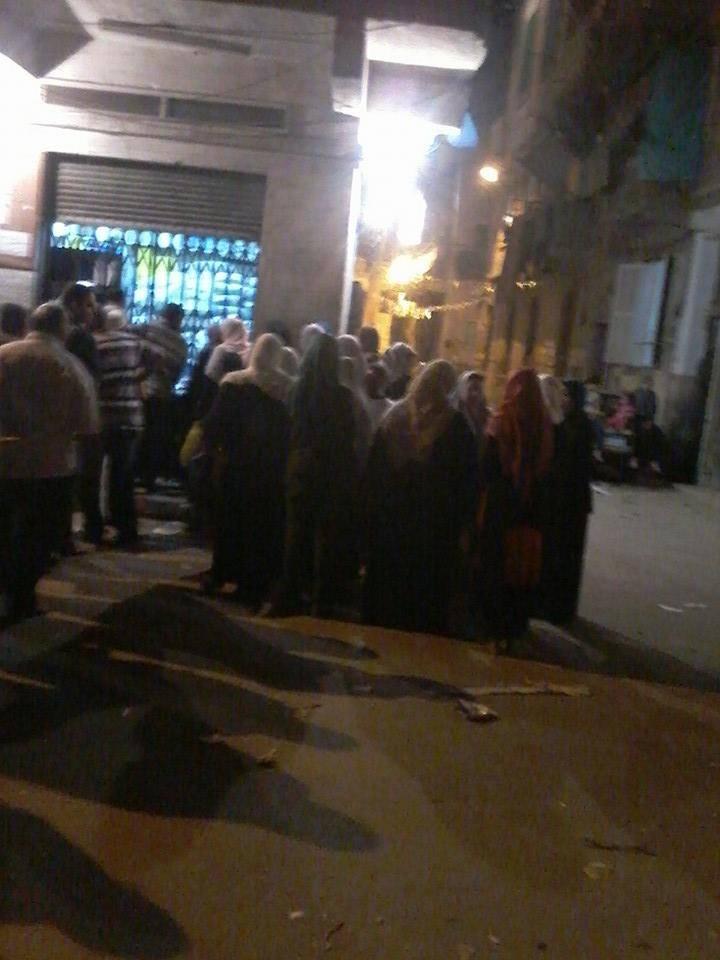 ازدحام شديد أمام منافذ صرف “التموين” بالأسكندرية