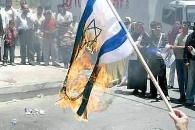 فيديو | حرق العلم الصهيوني في مظاهرة بـ”الكويت”