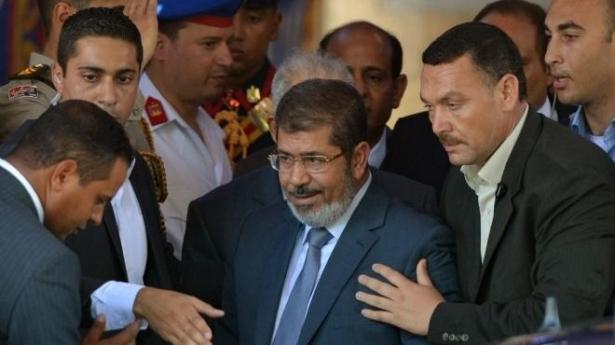 كيف سقط السيسي من جيب مرسي!