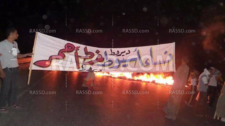 الثوار يقطعون طريق أسيوط الزراعي رداً على اعتقال سيدة